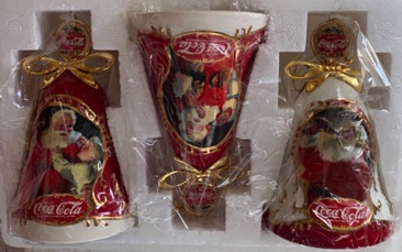 7451-1 € 60,00 coca cola tafelbellen set van 3 pprselein 3x verschillende afbeelding kerstman bradford collectie.jpeg